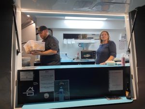 Rémi et Delphine Julien, fondateurs de Rhuman Grill, devant leur food truck à Bully.